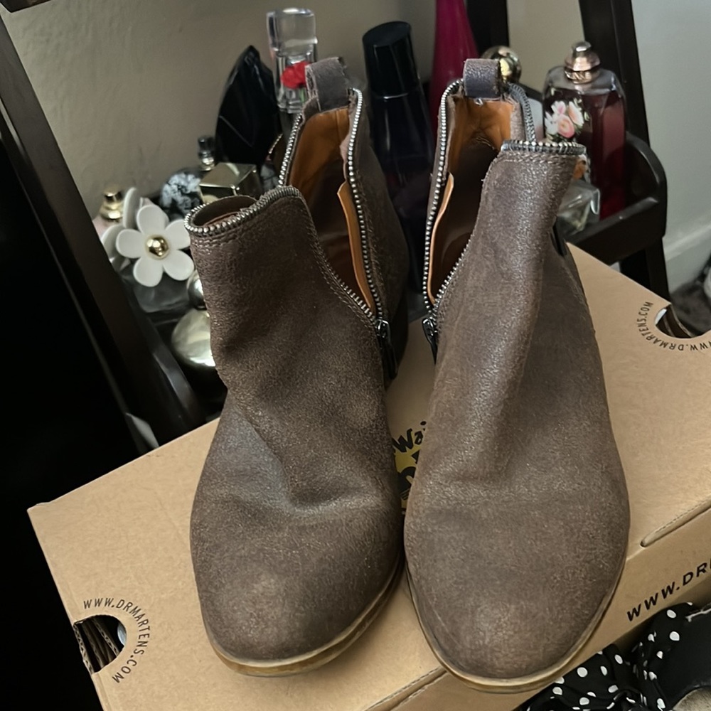 Booties 😍 - Picture 2 of 4